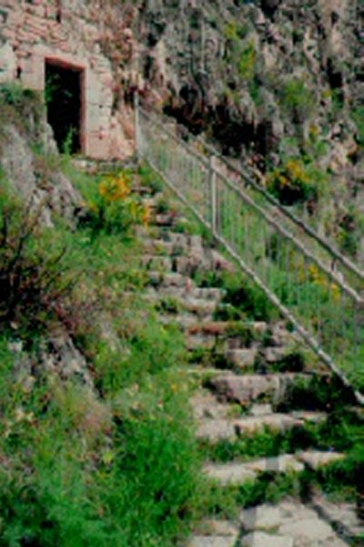 i gradini di accesso alla grotta sant'angelo